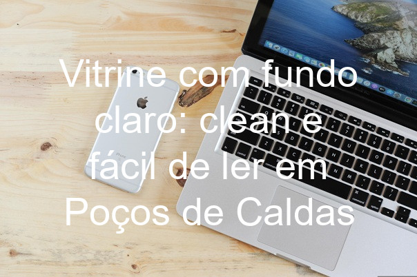 Vitrine com fundo claro: clean e fácil de ler em Poços de Caldas